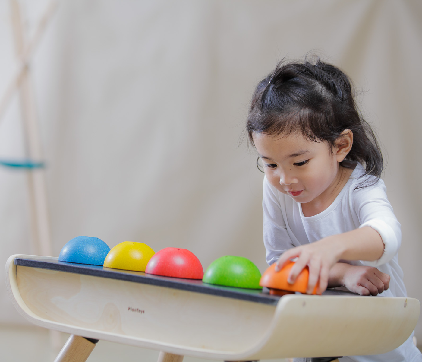Joc educativ - Sorteaza si numara jetoanele - Plan Toys