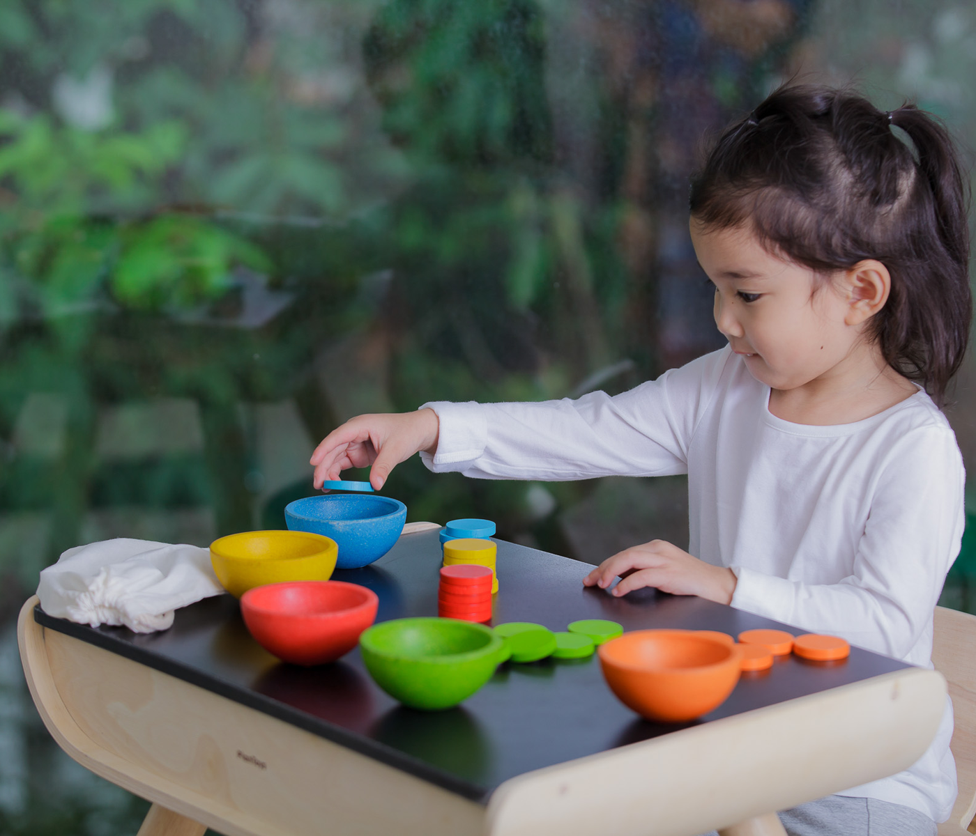 Joc educativ - Sorteaza si numara jetoanele - Plan Toys