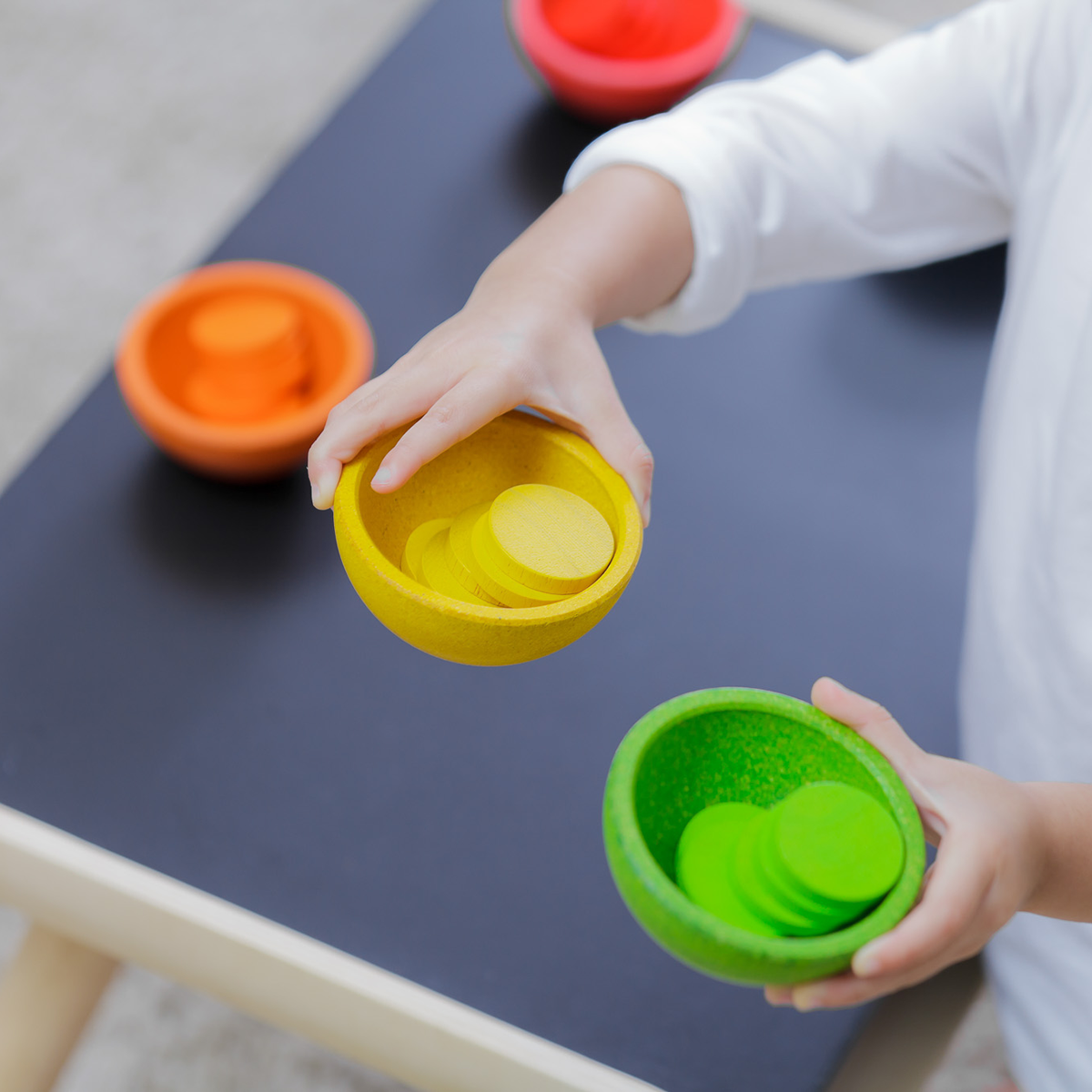 Joc educativ - Sorteaza si numara jetoanele - Plan Toys