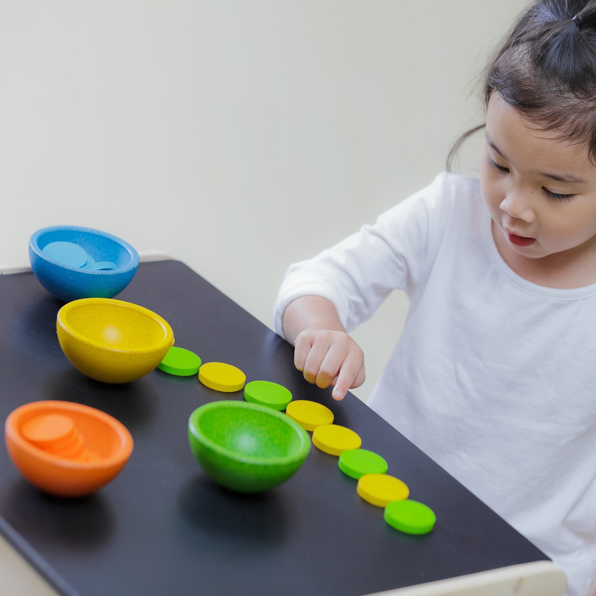 Joc educativ - Sorteaza si numara jetoanele - Plan Toys