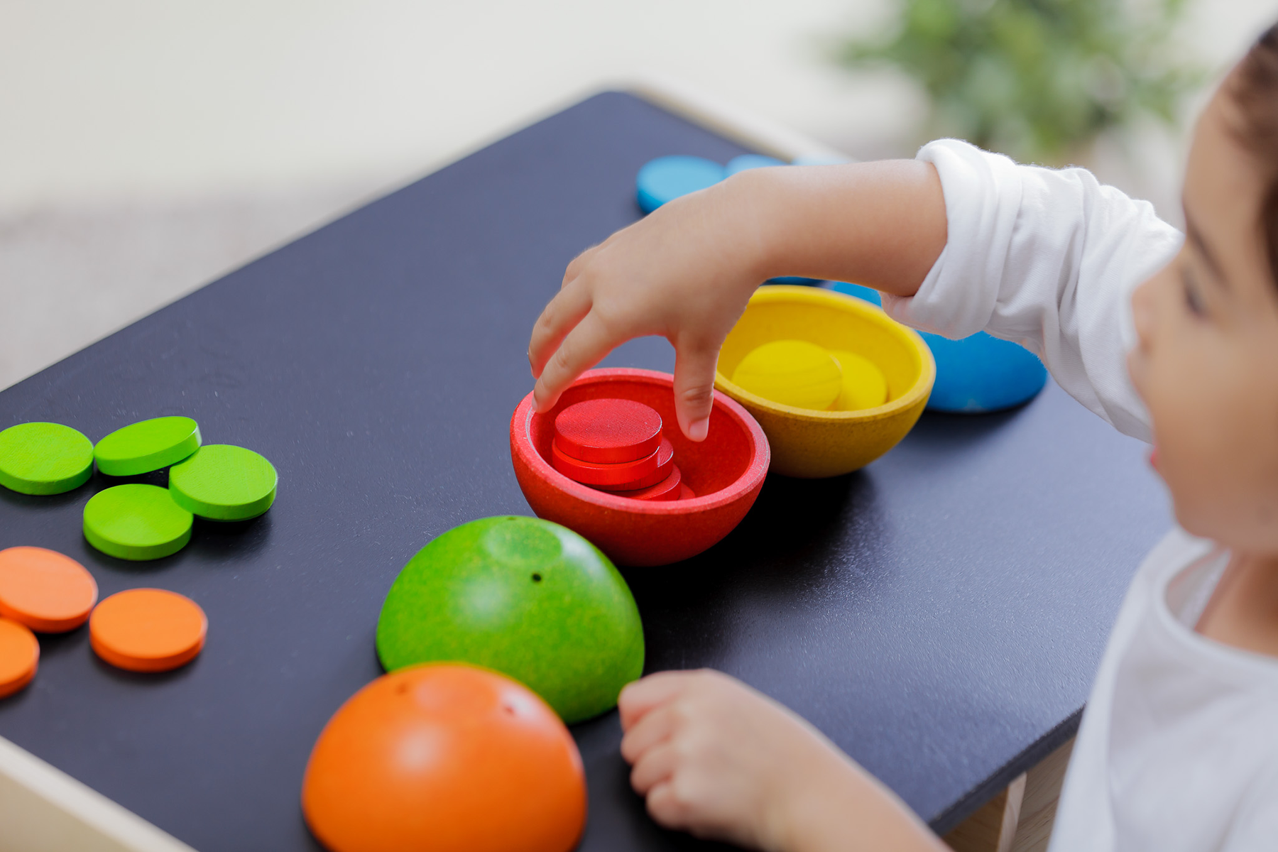 Joc educativ - Sorteaza si numara jetoanele - Plan Toys