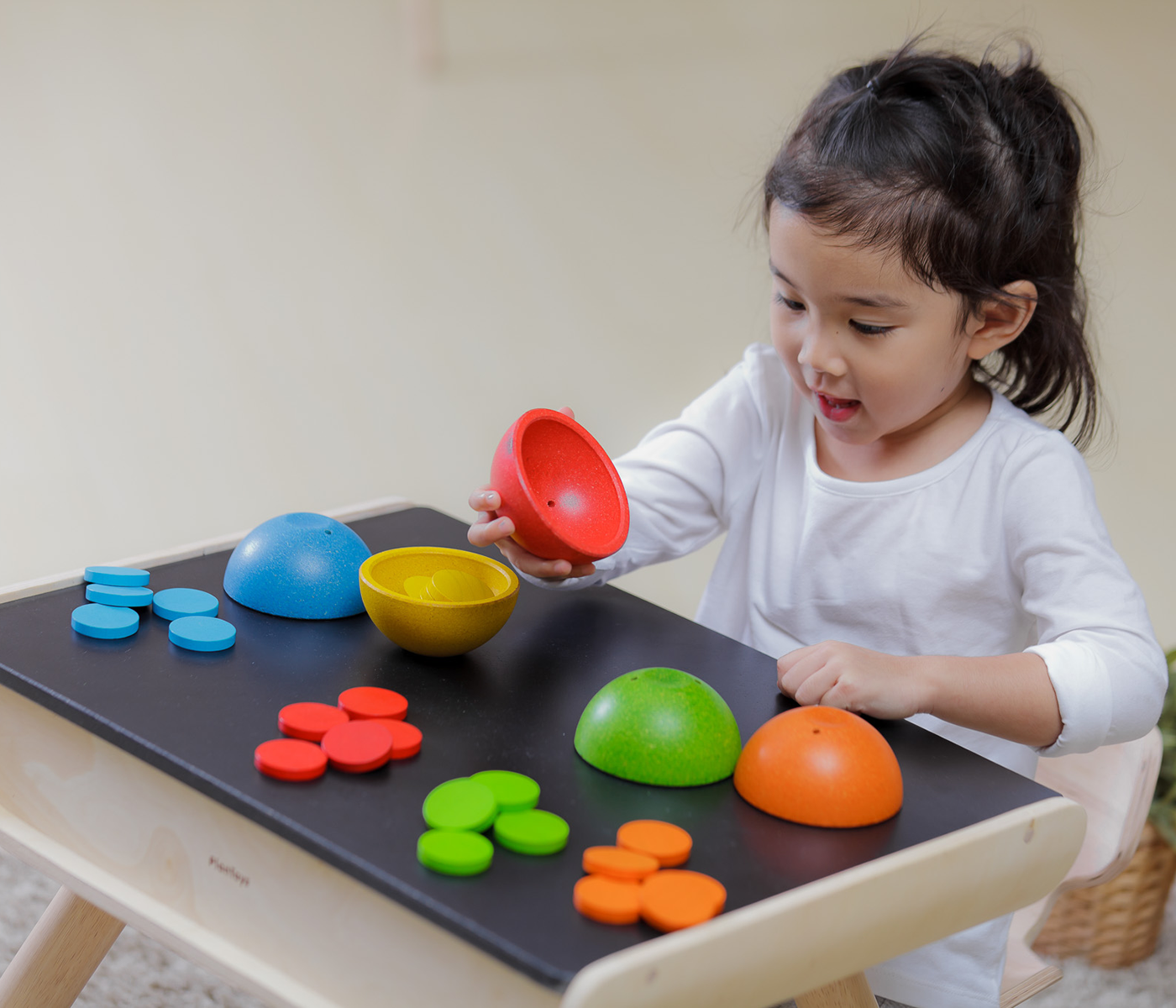 Joc educativ - Sorteaza si numara jetoanele - Plan Toys