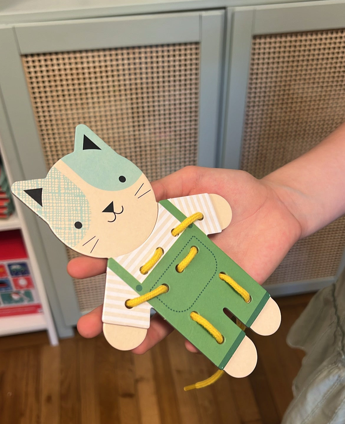 Joc de indemanare prin snuruire - Dress-Up Petit Friends - Petit Collage