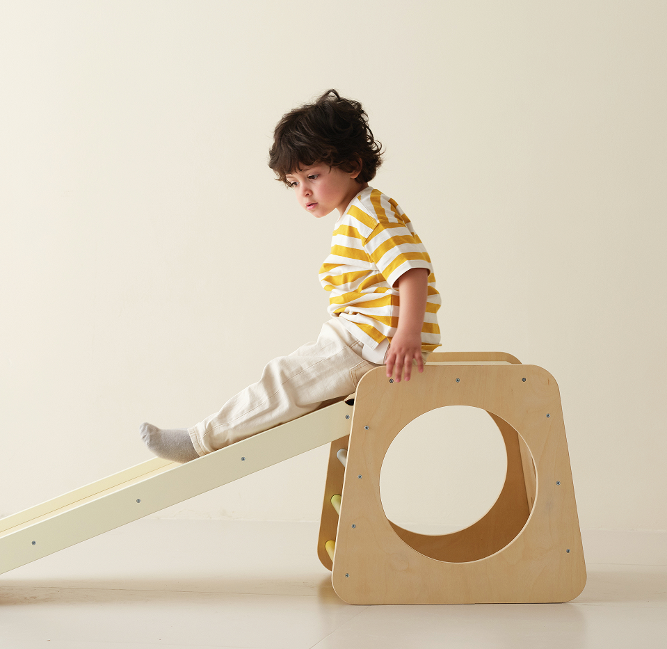 Set Cățărat 5-în-1 Foldable Triangle Climbing Set Classic World - copil pe tobogan cu tunelul în spate