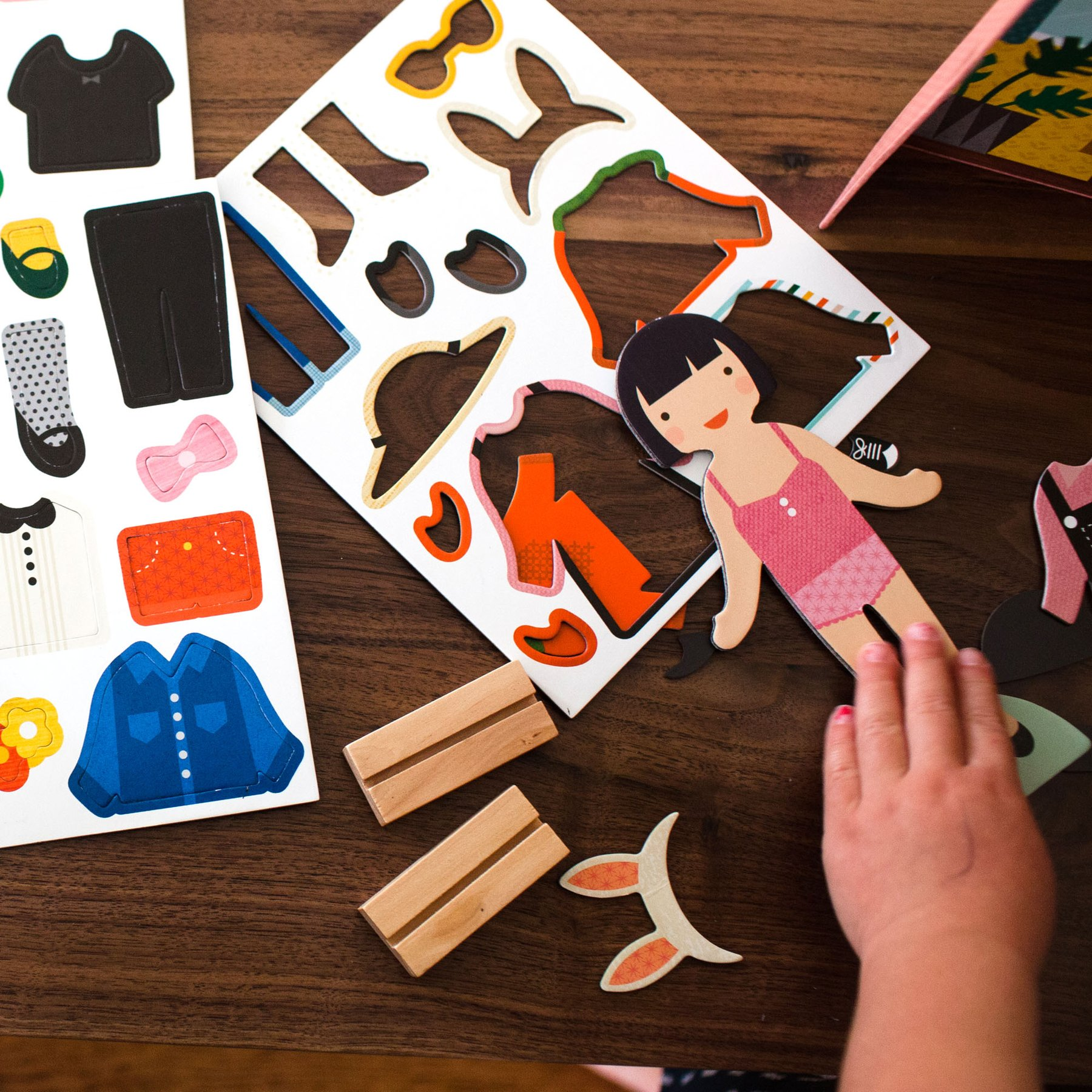 Joc magnetic Dress Up cu papusi - Best Friends - Petit Collage