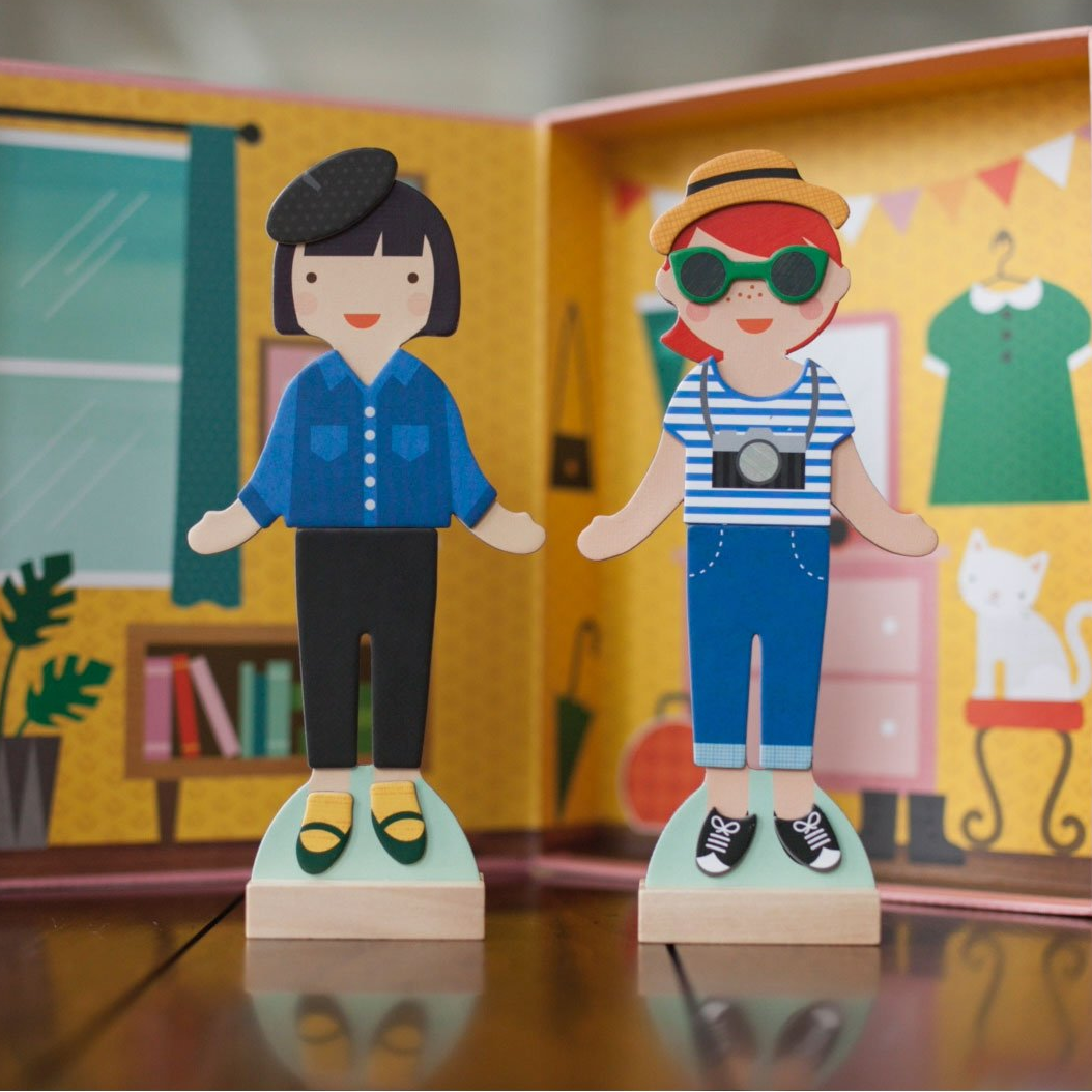 Joc magnetic Dress Up cu papusi - Best Friends - Petit Collage