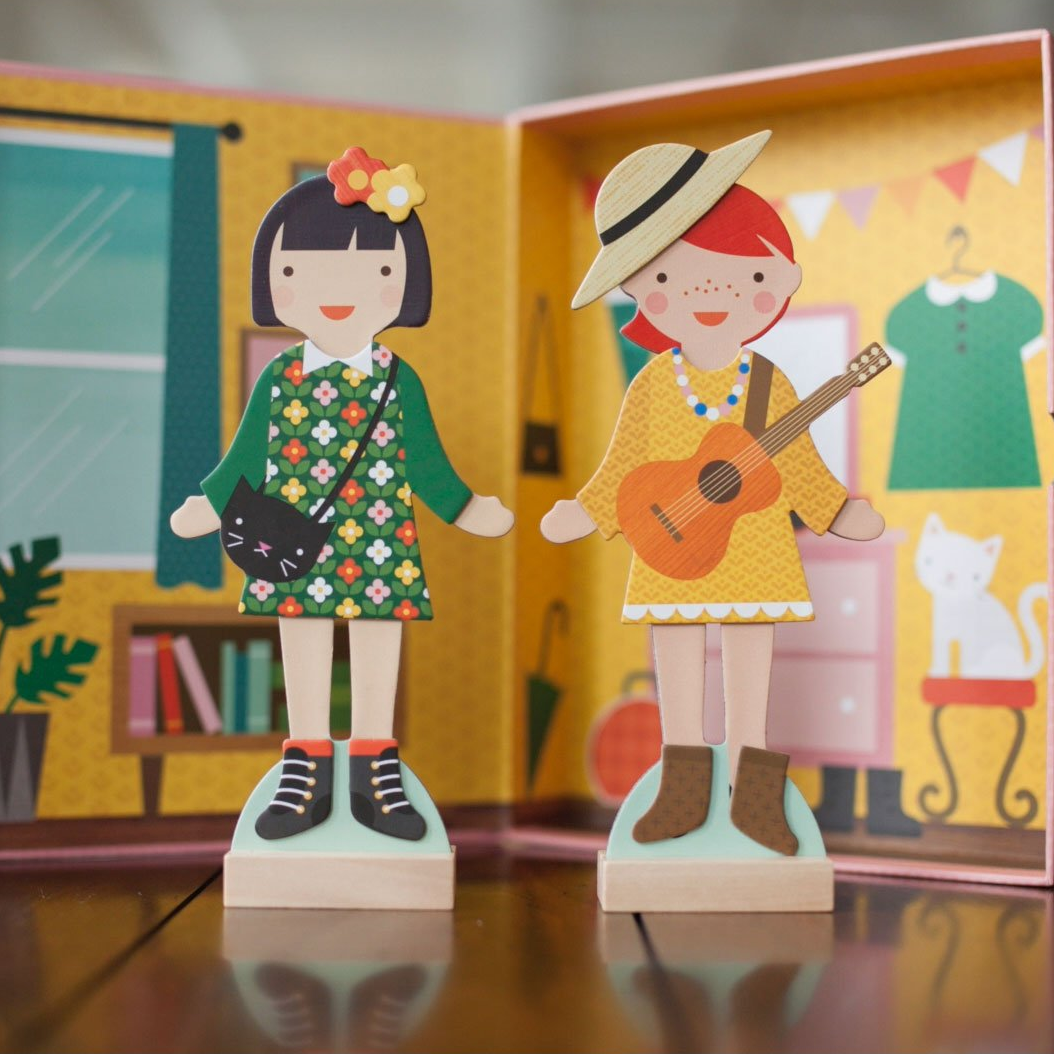 Joc magnetic Dress Up cu papusi - Best Friends - Petit Collage