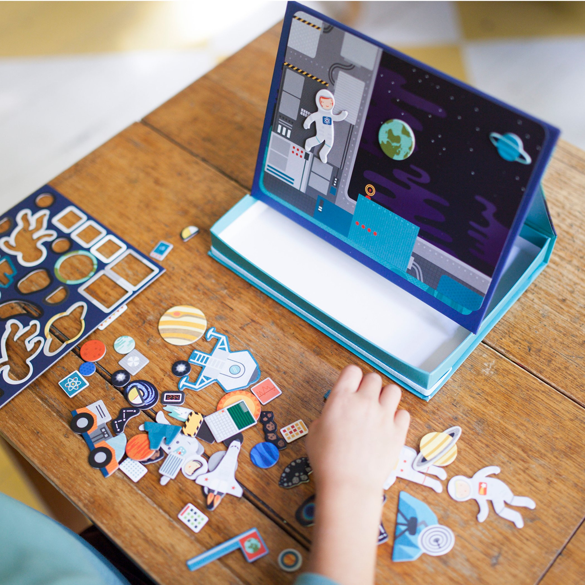 Joc magnetic Play Scene - Spatiul Cosmic - Petit Collage