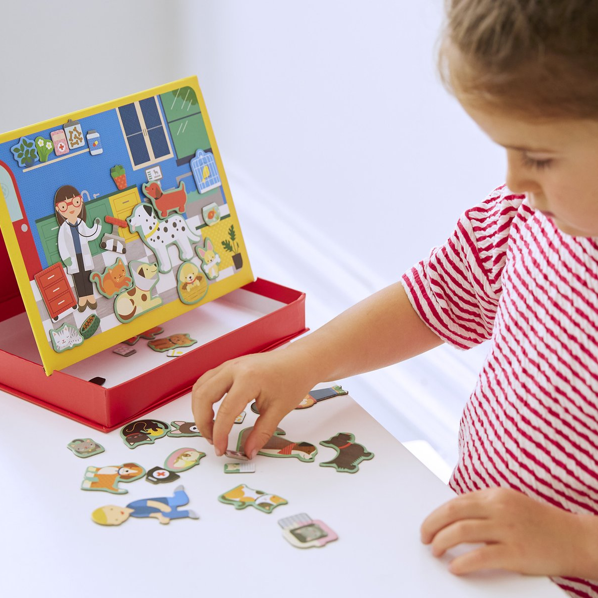 Joc magnetic Play Scene - Spitalul animalutelor - Petit Collage