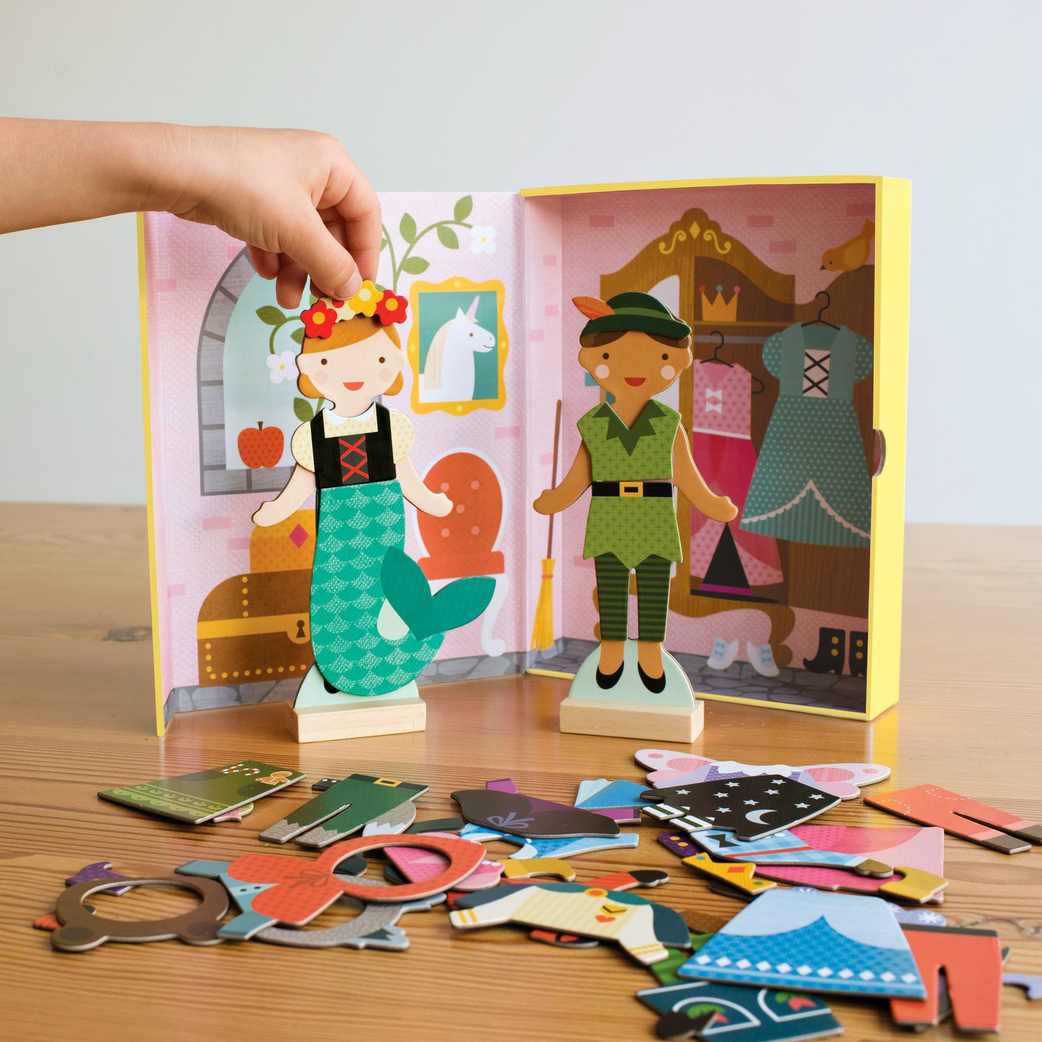 Joc magnetic Dress Up cu papusi - Fairy Tale Friends - Petit Collage