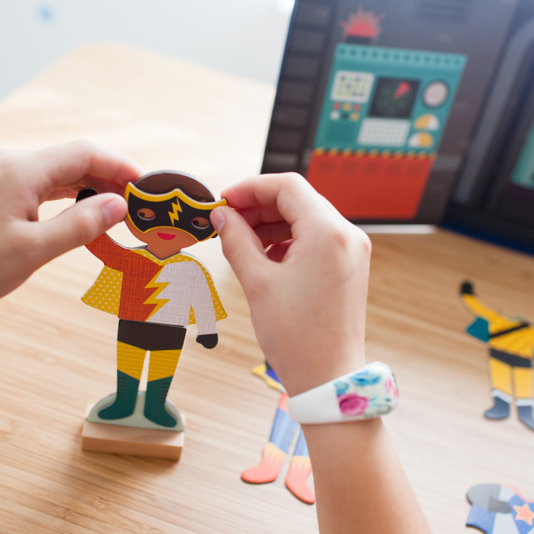 Joc magnetic Dress Up cu papusi - Superheroes - Petit Collage