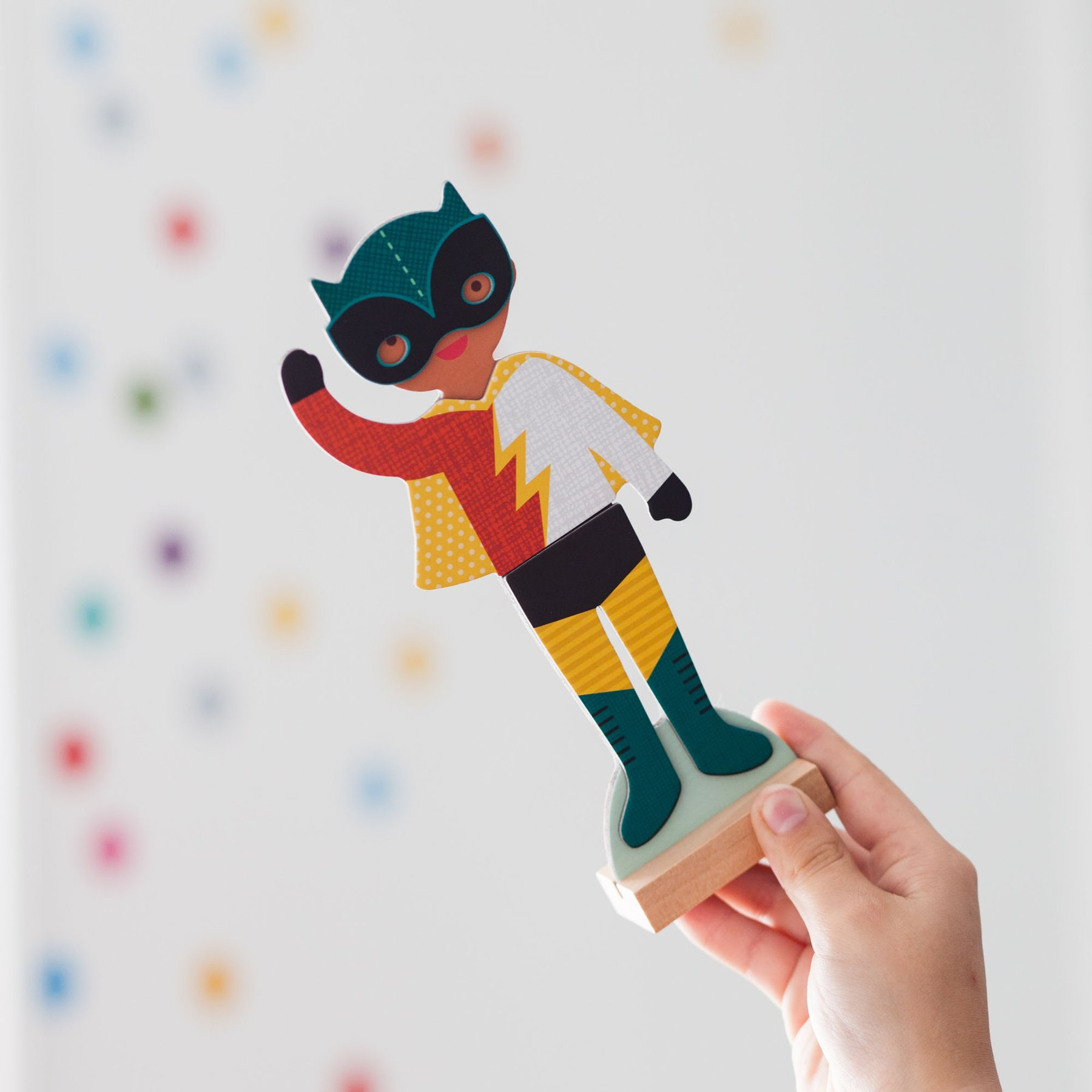 Joc magnetic Dress Up cu papusi - Superheroes - Petit Collage