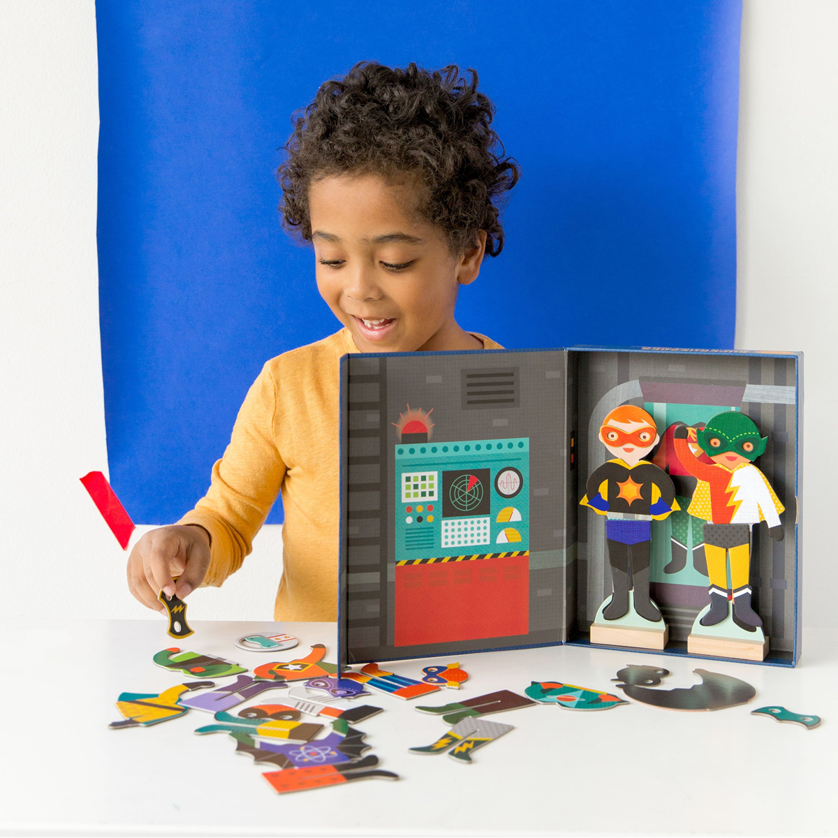 Joc magnetic Dress Up cu papusi - Superheroes - Petit Collage