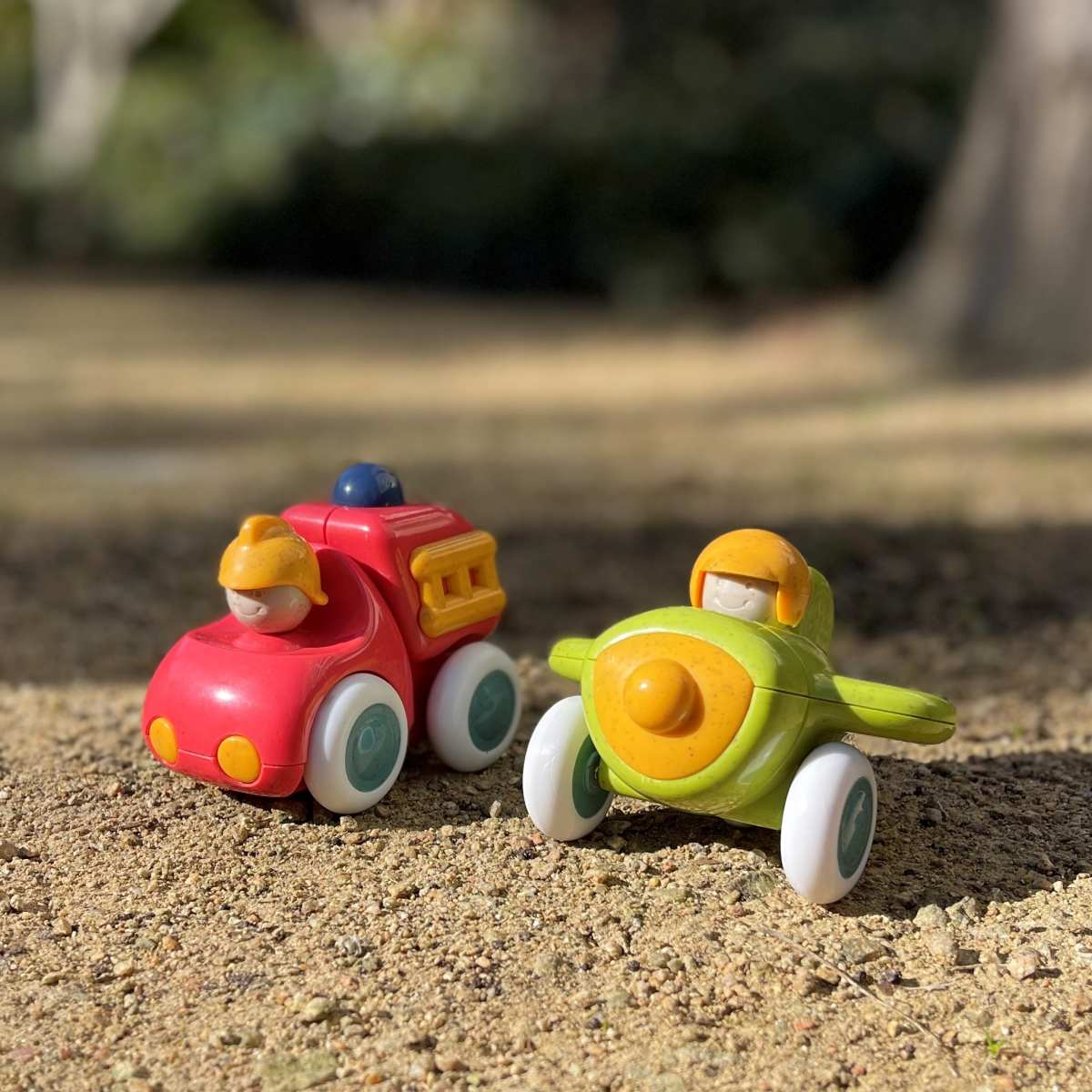 Mașinuțe din bioplastic Tolo Bio pe nisip de la JucariiAltfel.ro