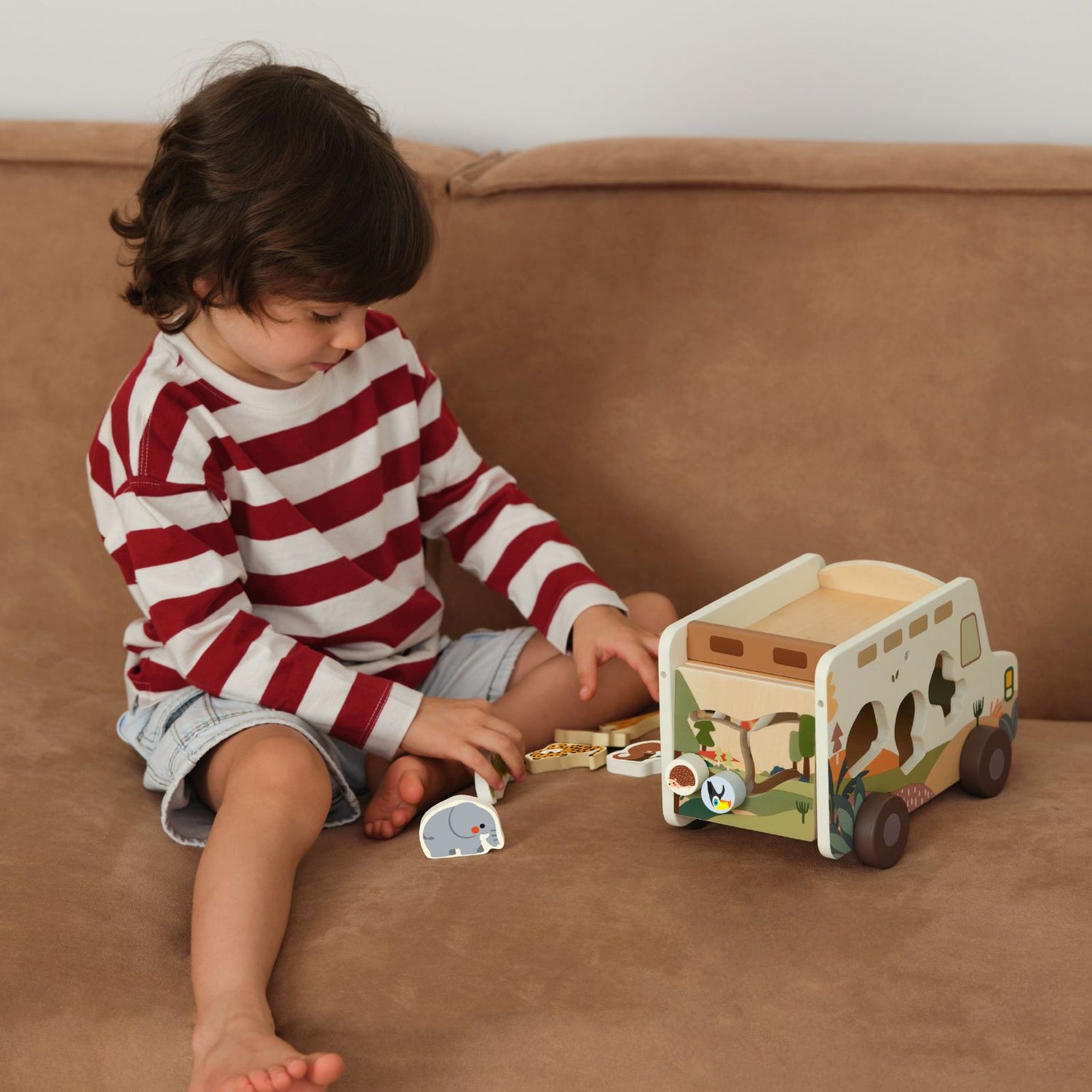 Camion Safari din lemn, Sortator &amp; Figurine animăluțe - Prairie Adventurer - Classic World