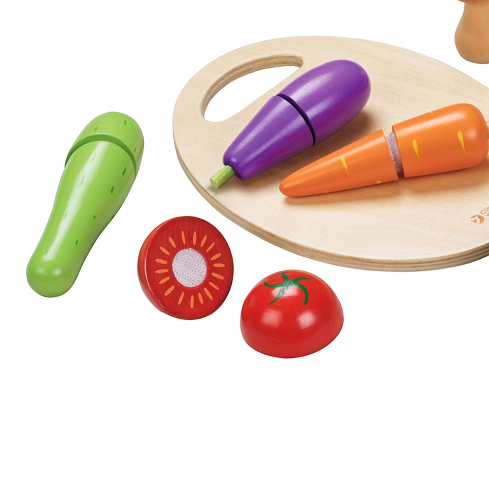Fetiță jucându-se cu setul Cutting Vegetable Classic World pe masă