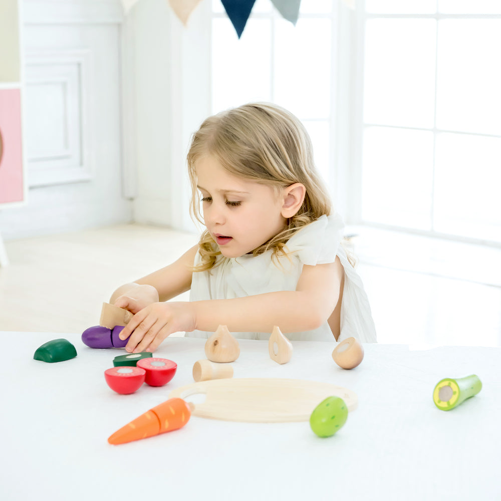 Fetiță ținând castraveți tăiați din setul Cutting Vegetable Classic World