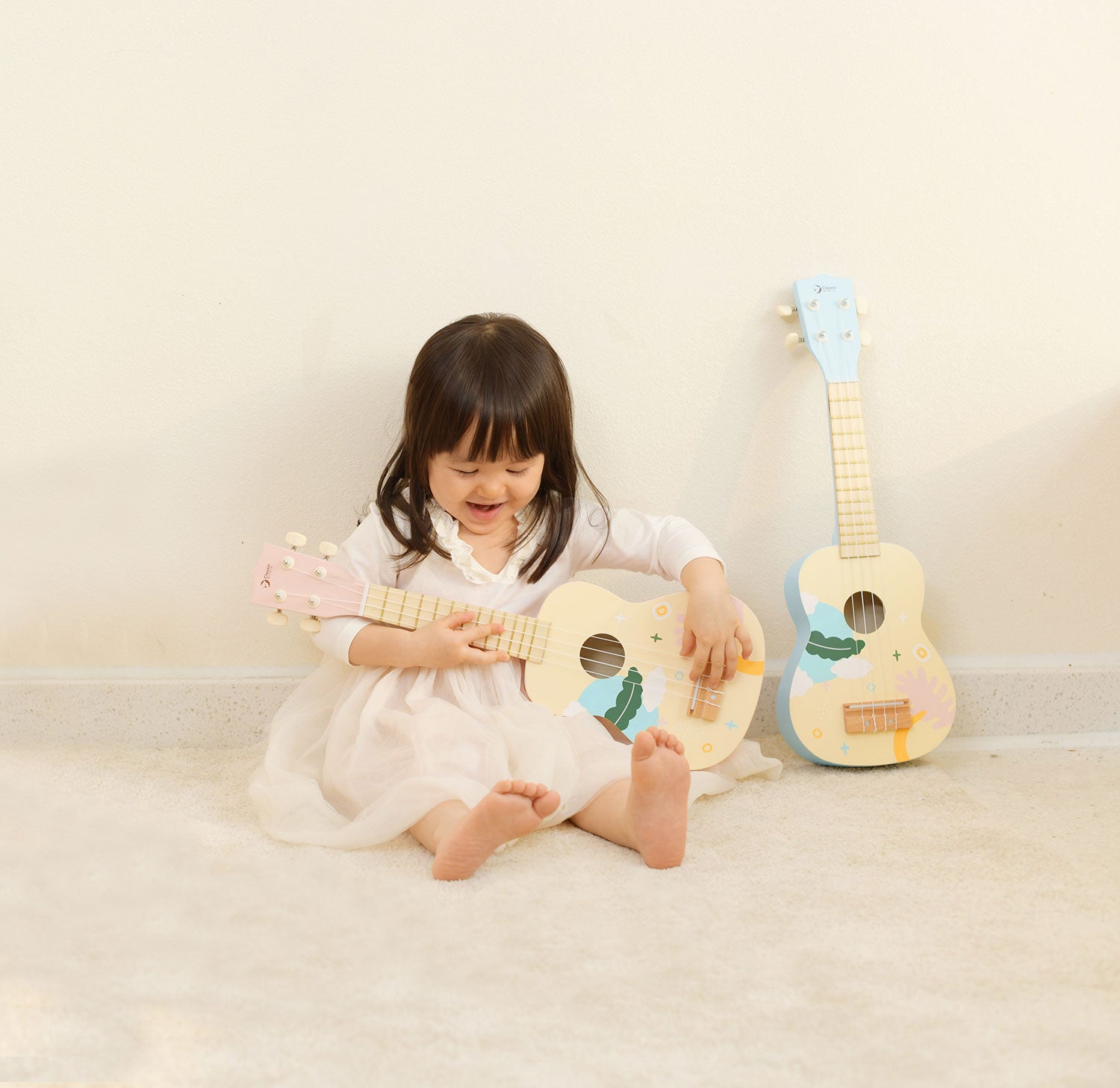 Ukulele, chitară din lemn pentru copii - Iris Pink - Classic World