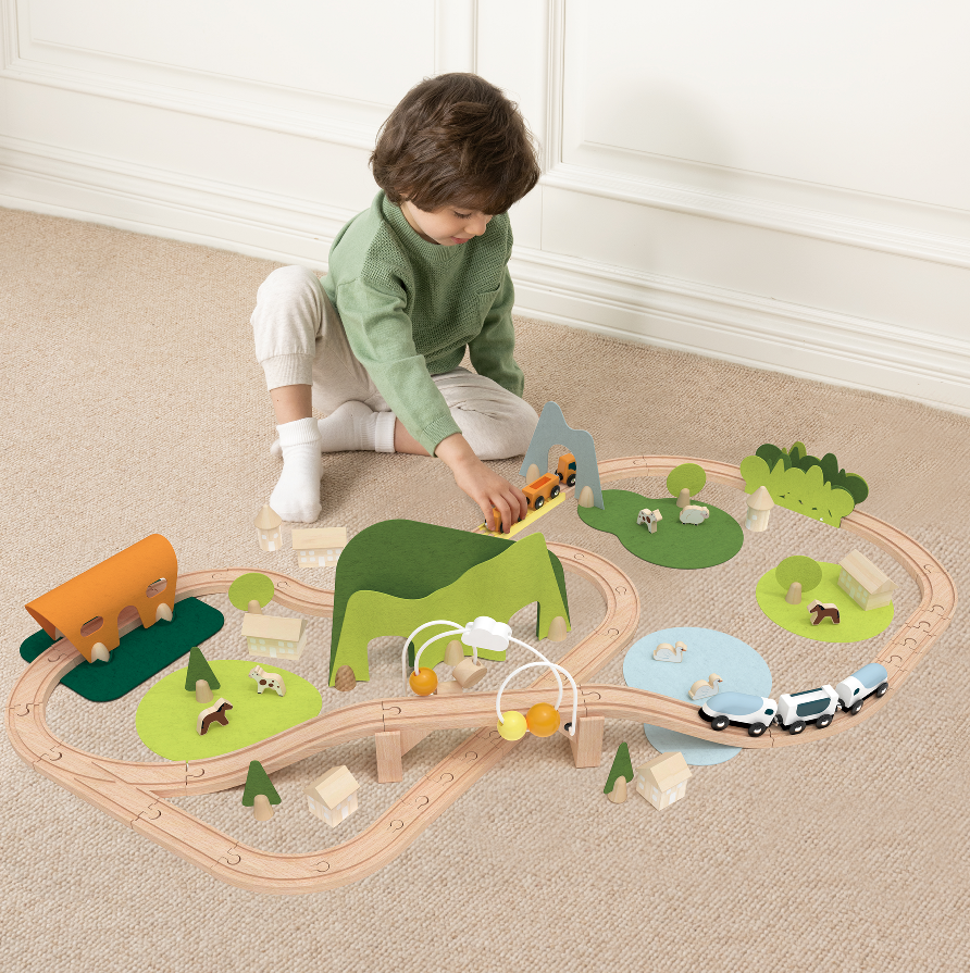 Set Tren Natural New Natural Train Set Classic World - copil în joacă pe podea