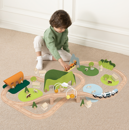 Set Tren Natural New Natural Train Set Classic World - copil în joacă pe podea