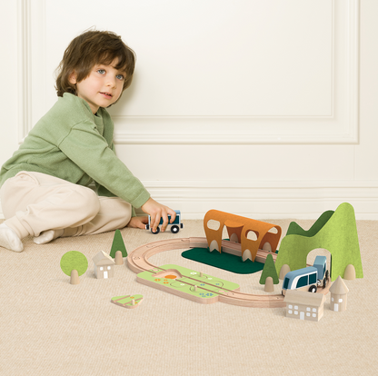 Set Tren Little Train Classic World - copil în joacă pe podea