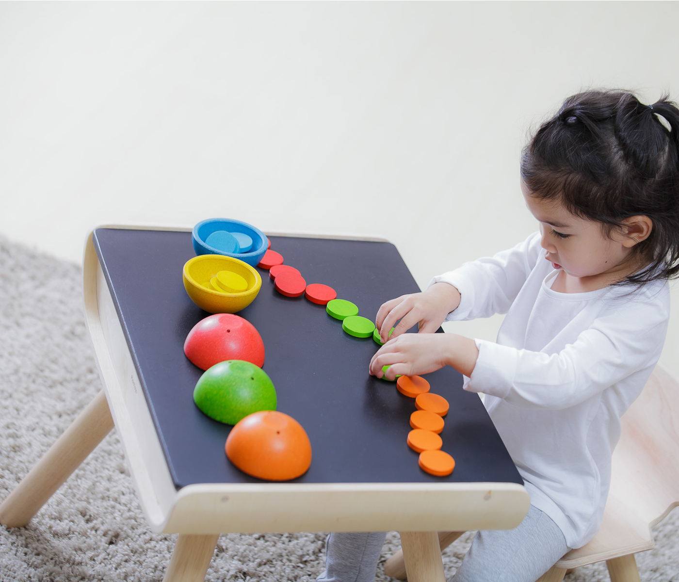 Joc educativ - Sorteaza si numara jetoanele - Plan Toys