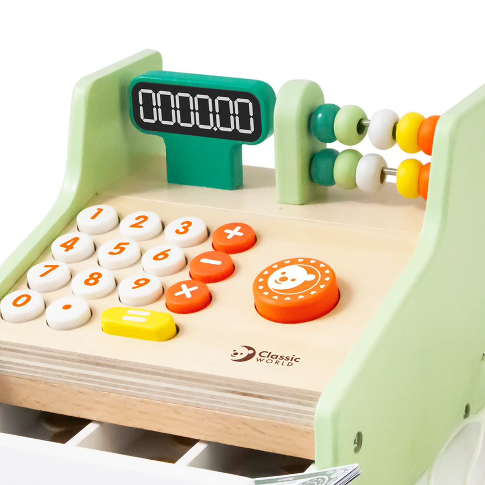 Fetiță jucându-se cu Cash Register Classic World pe masă