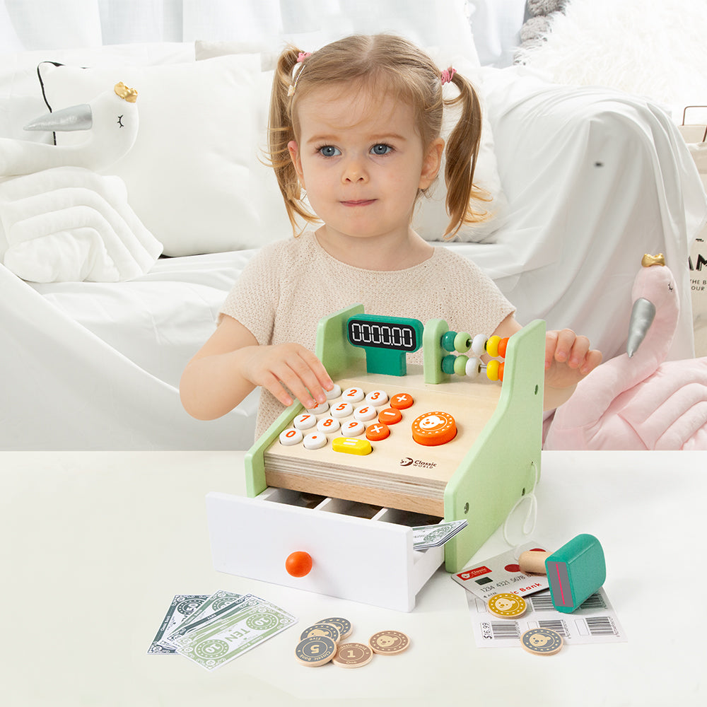 Fetiță zâmbitoare lângă Cash Register Classic World cu sertarul deschis