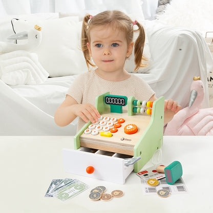 Fetiță zâmbitoare lângă Cash Register Classic World cu sertarul deschis