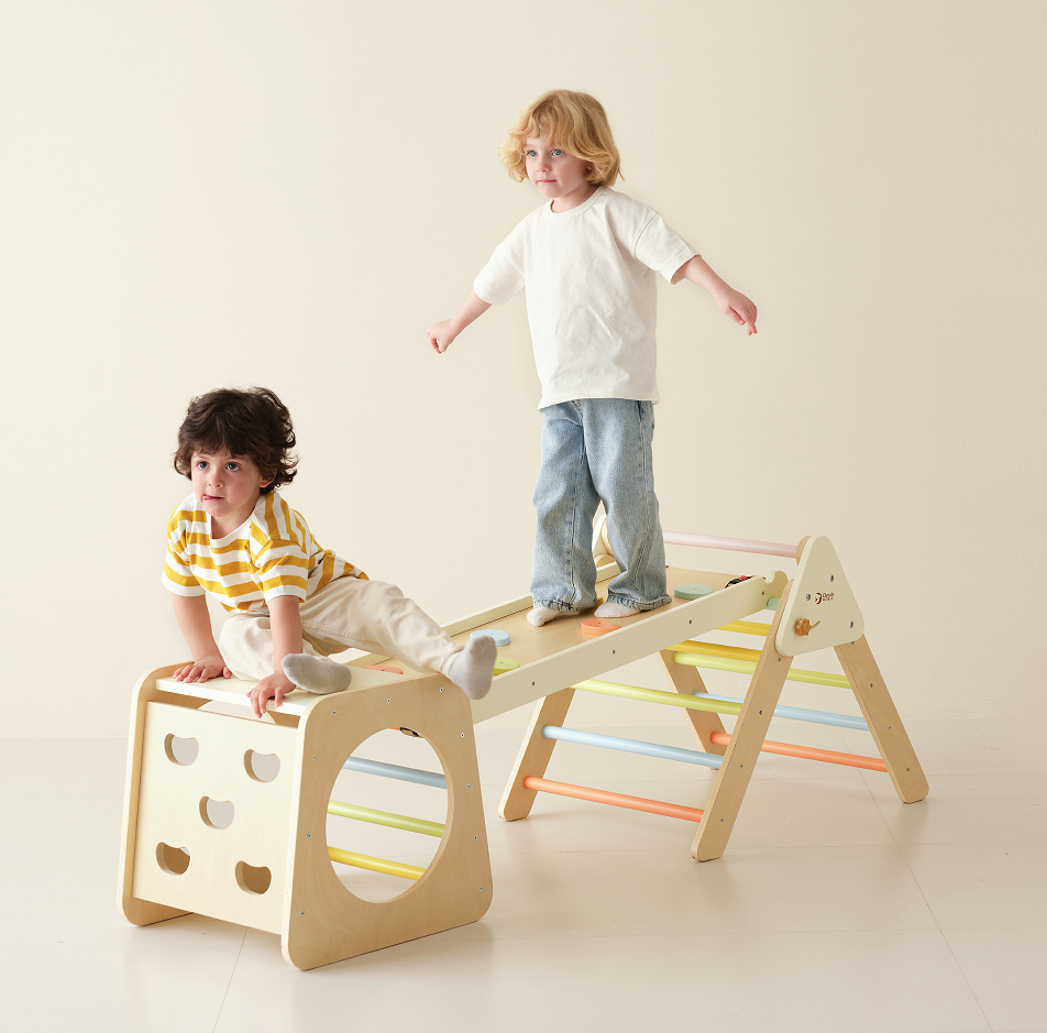 Set Cățărat 5-în-1 Foldable Triangle Climbing Set Classic World - doi copii în joacă pe set