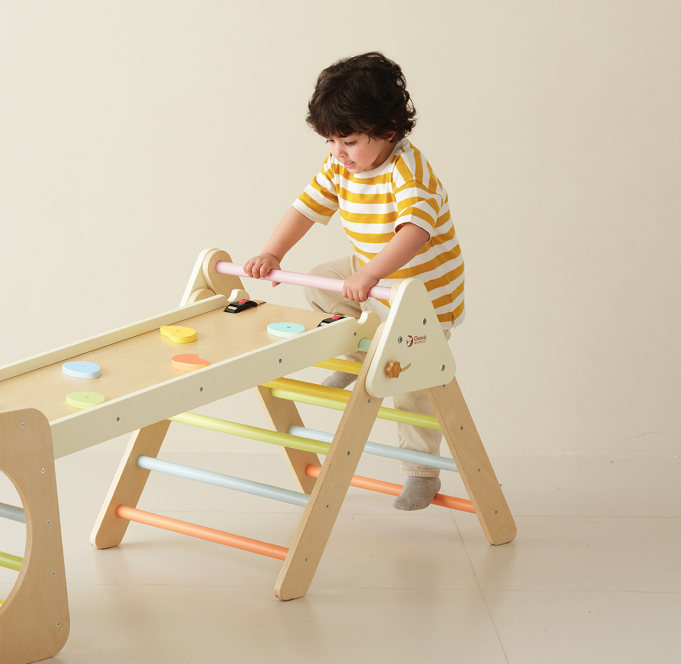 Set Cățărat 5-în-1 Foldable Triangle Climbing Set Classic World - copil cățărându-se pe peretele cu prize