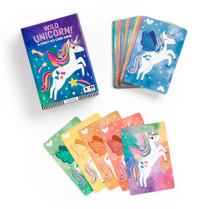Jocul Wild Unicorn! cu cărți colorate cu unicorni și cartea specială curcubeu