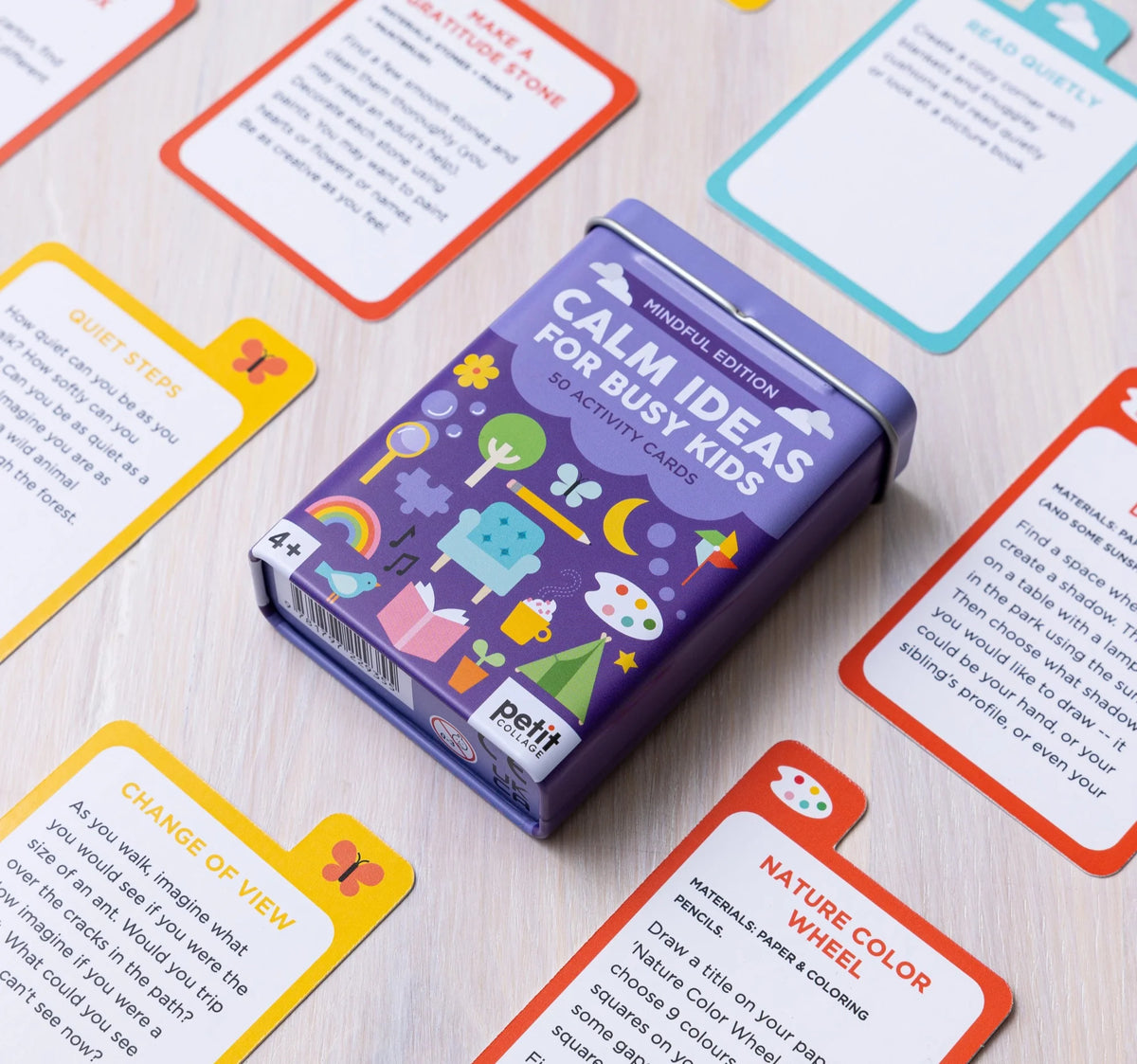 Cutia Mindful Edition înconjurată de cartonașe cu idei de desen, observare și explorare senzorială