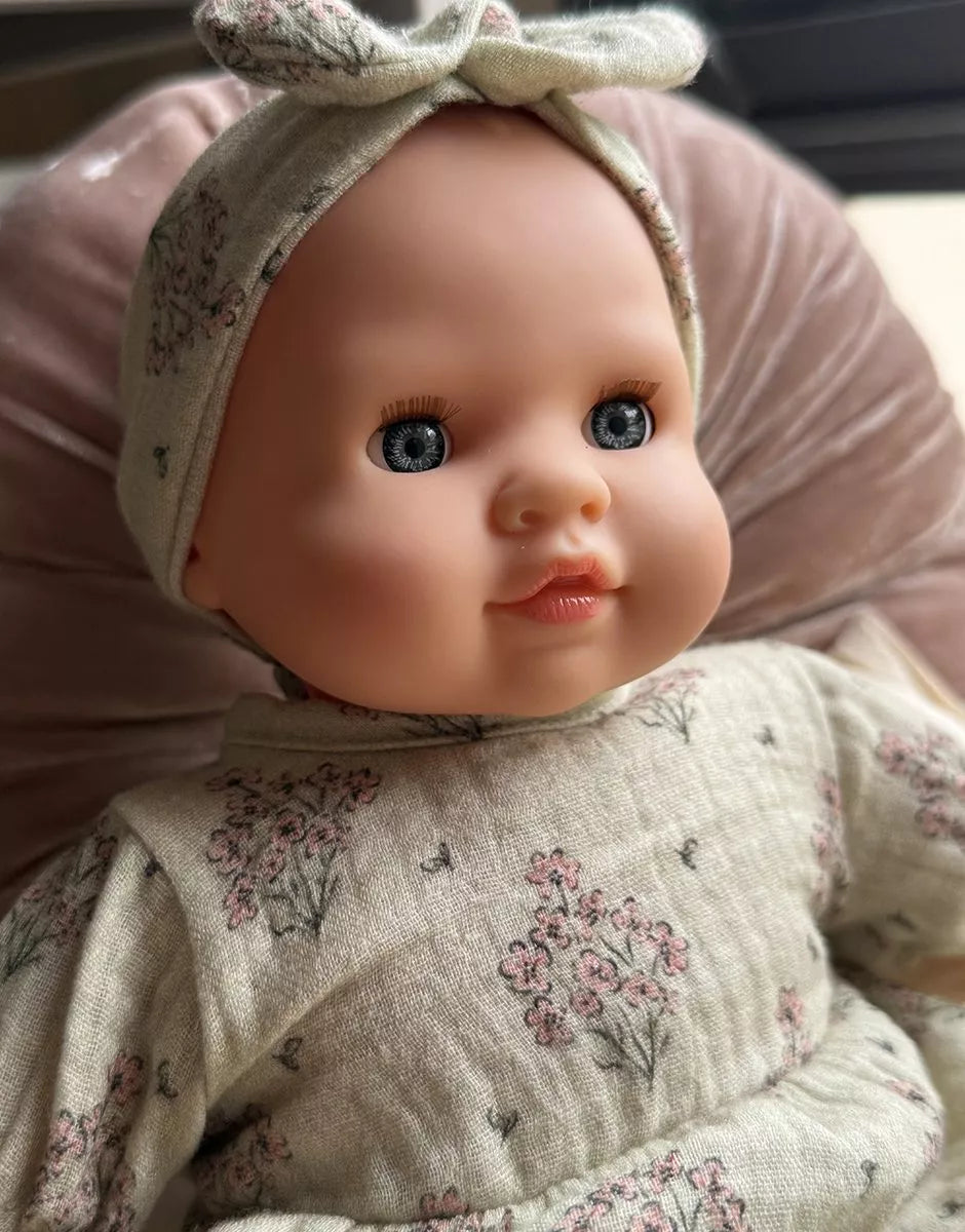 Păpușă bebeluș Cuties în rochiță cu flori de câmp, 36 cm - Émilie - Minikane