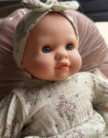 Păpușă bebeluș Cuties în rochiță cu flori de câmp, 36 cm - Émilie - Minikane
