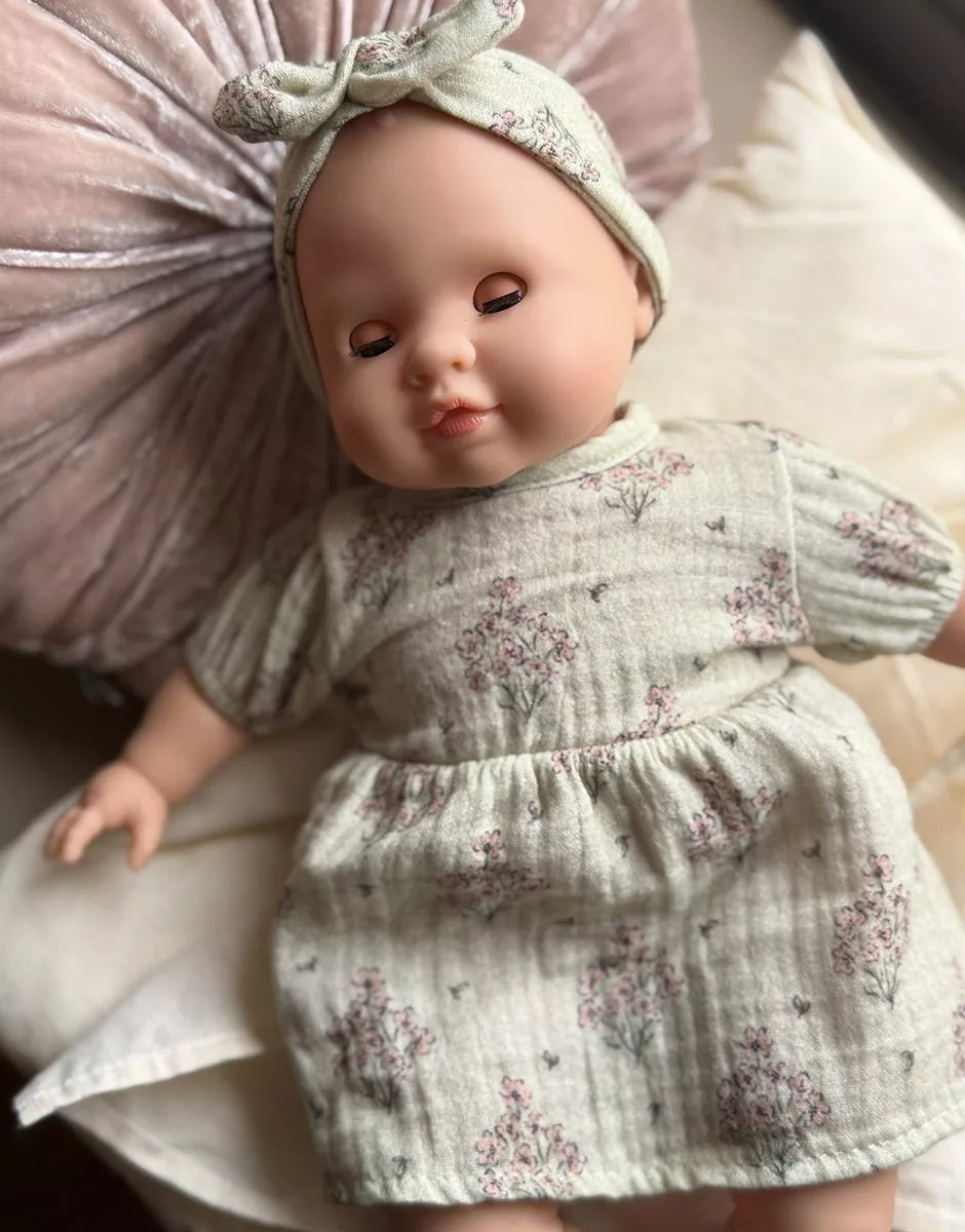 Păpușă bebeluș Cuties în rochiță cu flori de câmp, 36 cm - Émilie - Minikane