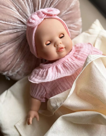 Păpușă bebeluș Cuties în salopetă roz, 36 cm - Émilie - Minikane