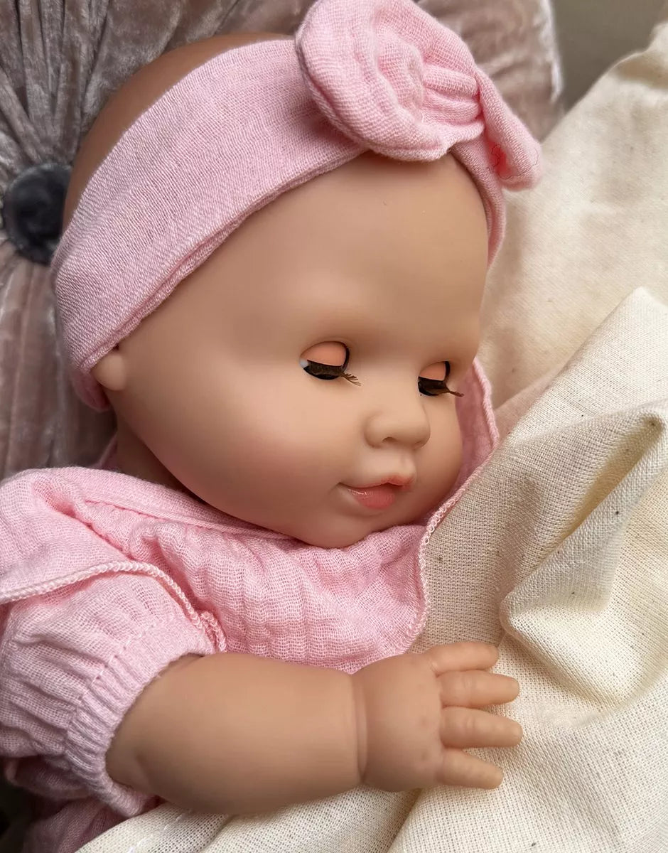 Păpușă bebeluș Cuties în salopetă roz, 36 cm - Émilie - Minikane