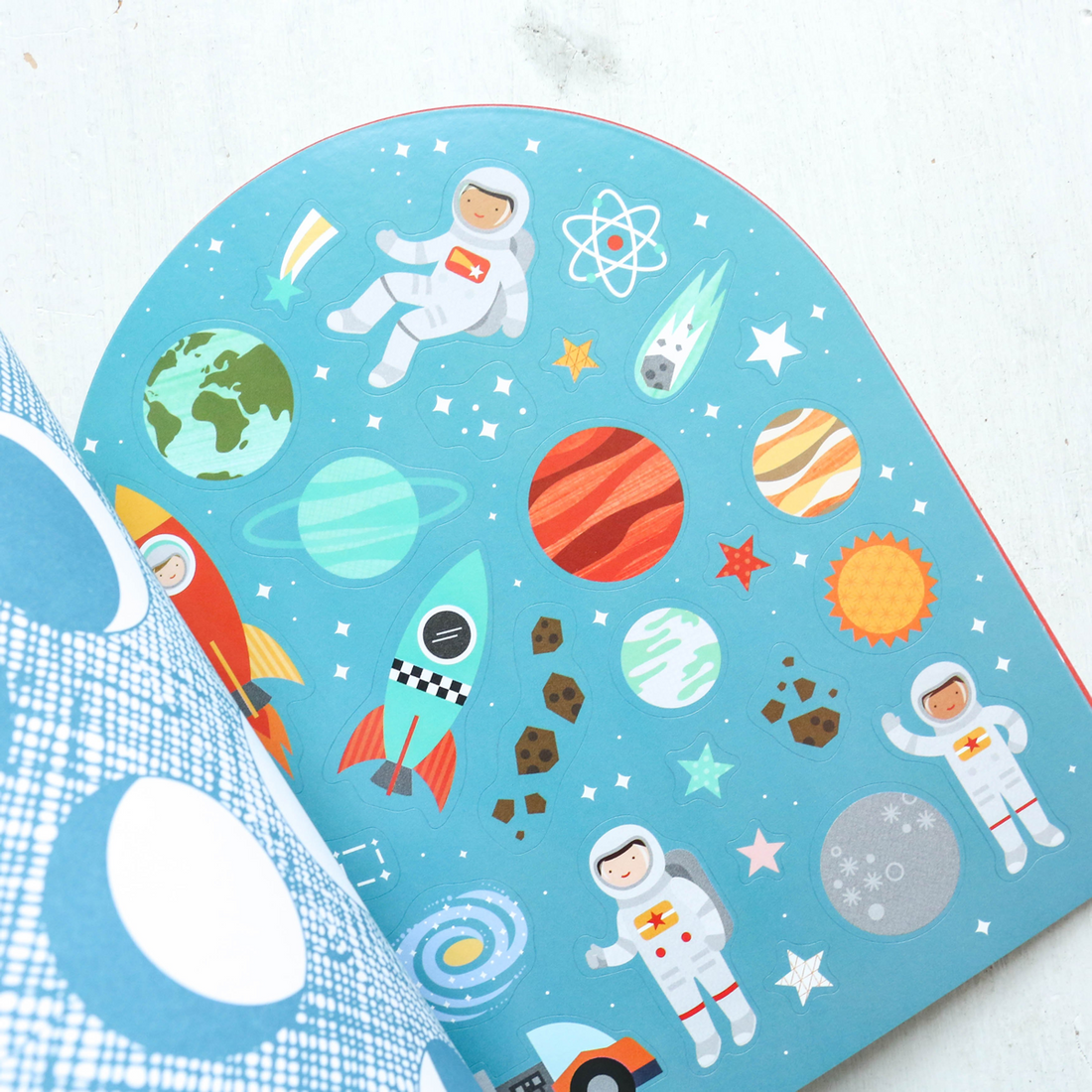 Carte de colorat + stickere - Outer Space - Petit Collage